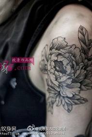 Gražus ir kilnus bijūnų gėlių tatuiruotės modelis