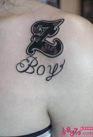 Slika tetovaže engleskog slova na lijevom ramenu