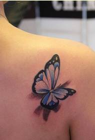 Stylvolle vroulike skouers wat mooi kleurvolle 3D-vlinder-tatoo-illustrasiefoto lyk