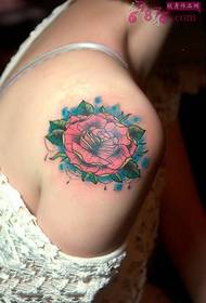 Lepo dišeča ramena rose modna tetovaža slika