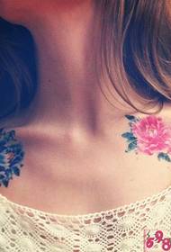 아름다운 어깨 모란 문신 사진