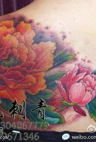 Nagy, világos és világos bazsarózsa tetoválás minta a vállán