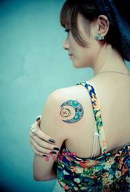 Imagem de tatuagem de totem de lua perfumada de ombro de beleza