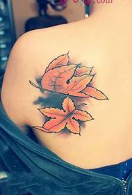 Saldžių pečių gražus klevo lapų mados tatuiruotės paveikslėlis