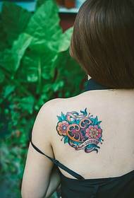 Hombro trasero femenino hermoso y elegante cerradura de color tatuaje foto imagen