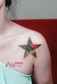 Cadro de tatuaxes con ombreiro perfumado con estrela estrela