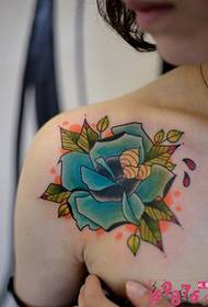 Zdjęcie tatuażu niebieska róża na ramieniu