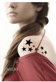 Hombros femininos, cálido tatuaje de estrelas de cinco puntas, mostrando imaxes femininas