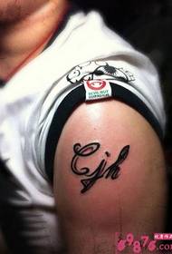 Imatge de tatuatge anglès a l'espatlla esquerra masculina