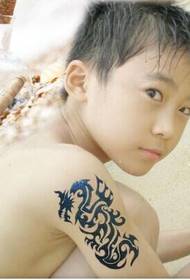 Hermoso niño hombro hermoso hermoso dragón figura tatuaje foto