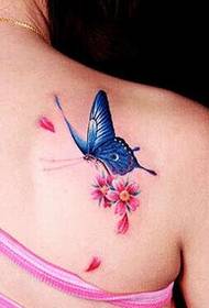 Lijepa djevojka rame prekrasna lijepa slika leptira tetovaža