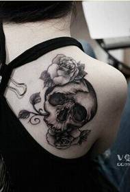 Женское плечо личность черный серый череп цветок татуировка картина