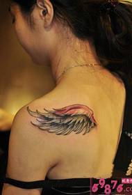 Nydelig tatoveringsbilde med en vinge