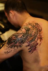 남자 횡포 숄 드래곤 문신 사진