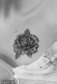 Na ramenu lijep jednobojni prick uzorak tetovaže ruža