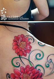 Модел на татуировка на рамо с божур на рамо с цветя