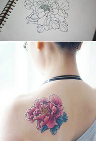 Tatuaje pintado de flores de peón de costas