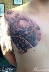 Patrón de tatuaje de león de piedra malvado en el hombro