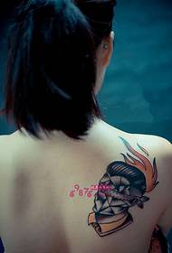 Retrato de personaxe creativo tatuaxe de ombreiro