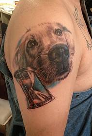 Skaists un jauks suņa galvas tetovējuma modeļa attēls labajā plecā