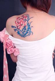 Vakker jente skulder fersk ser bra ut Phoenix tatoveringsbilde