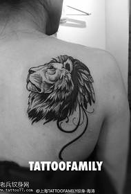 Shoulder domineering lion head tattoo pattern