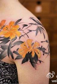 Prekrasna mala slatka tetovaža cvjetanja trešnje na ramenu