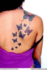 Hermoso tatuaje de mariposa en el hombro de una niña