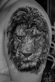 肩膀水墨狮子纹身图案