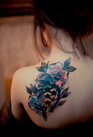 Hermosa fragante hombro color pájaro tatuaje foto