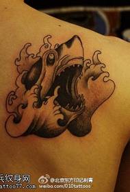 Велики узорак тетоважа морског пса у таласима