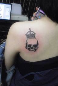 Immagini di tatuaggio di moda ragazza spalla corona teschio