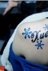 Gadis bahu fashion cukup cantik mencari gambar tato berwarna-warni kepingan salju