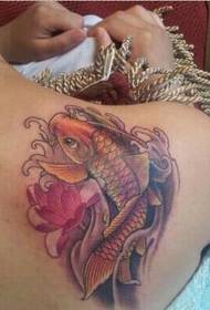Краса на раменете върху снимка на татуировки със златни калмари
