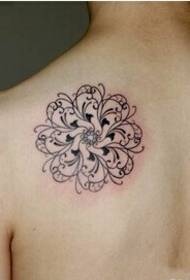 Băieți umerii cu aspect elegant cu totem flori cu tatuaje