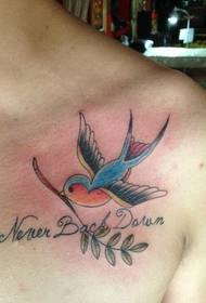 Stijlvolle schouders prachtig ogende kleurrijke zwaluw tattoo-patroonfoto's
