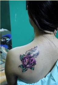 Nzuri na nzuri ya kuangalia rangi ya rose picha ya tattoo