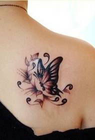 Женские плечи с красивыми рисунками татуировки