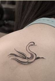 Gambar pola tato angsa kecil yang indah dan menyenangkan di bahu gadis itu