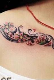 Красива MM рамо красива свежа и красива цветна лоза татуировка снимка