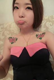 Little beautiful girl shoulder rose tattoo picture