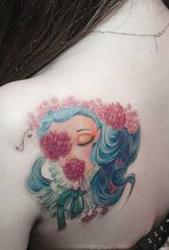 Mirisna ramena prekrasne umjetničke modne slike tetovaža