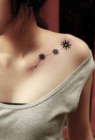 性感的女孩肩膀美麗美麗的八角茴香星星紋身圖片