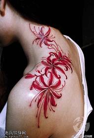 Krāsots uzliesmojošs sarkans ziedu tetovējums