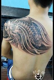 Na ramo realističen vzorec tetovaže lotus koi