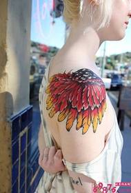 Креативная цветная татуировка с перьями на плече