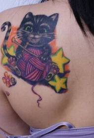 Маче забавна слика за тетоважа со топка од предиво на рамото