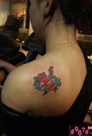 Kalavijo dūrio raudonos širdies gražus peties tatuiruotės paveikslėlis