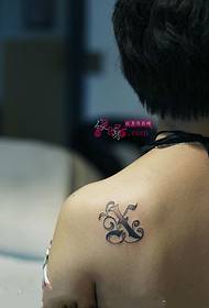 Ŝultro malgranda freŝa litero X tatuaje bildo