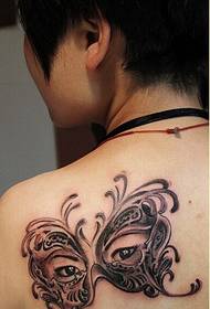 महिला कंधों पर सुंदर तितली मुखौटा टैटू चित्र चित्र